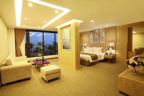 Executive Room, 1 King Bed | Minibar, in-room safe, desk, blackout drapes