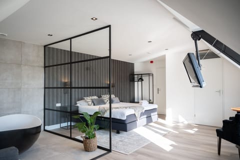 Deluxe Double Room | In-room safe, desk, iron/ironing board, free WiFi