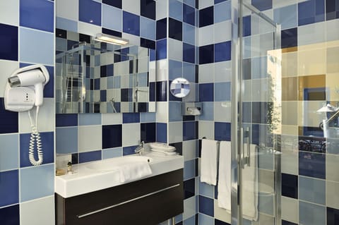 Superior Double or Twin Room | Bathroom | Free toiletries, hair dryer, towels