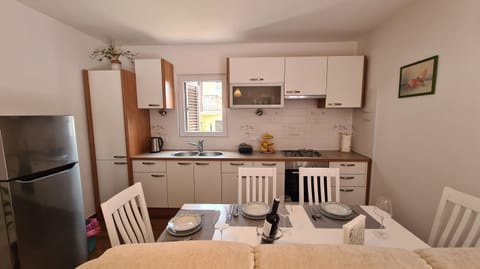 Apartment (A1) | Private kitchen | Fridge, microwave, oven, stovetop