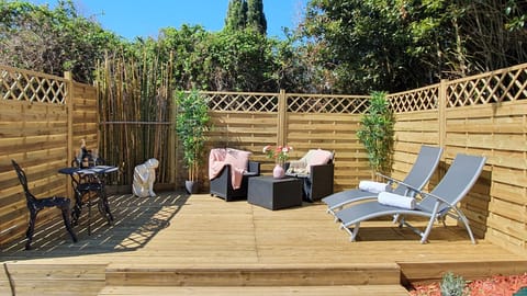 The 12m2 garden deck of the P'tit Logis.