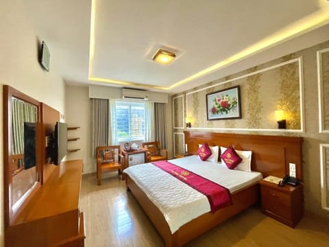 Superior Double Room | Minibar, in-room safe, desk, blackout drapes