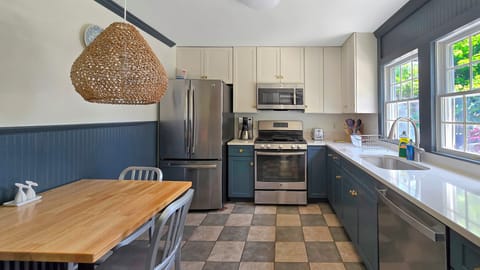 Eat-in kitchen with stainless appliances