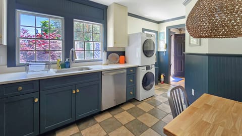 Eat-in kitchen with stainless appliances