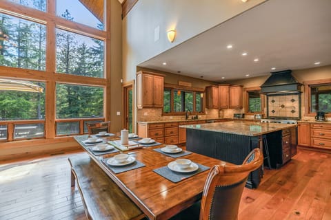 Dining Area – Seats 8 Comfortably, Perfect for Shared Meals