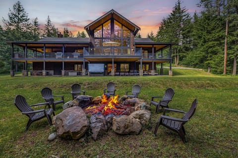 Backyard Firepit Lounge – Great for Toasty Evenings + Group Fun