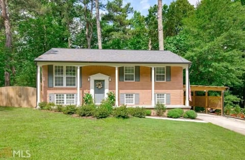 Very quiet neighborhood (you can hear the birds and the breeze), lots of parking
