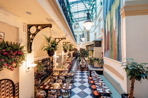 2 restaurants; lunch and dinner served