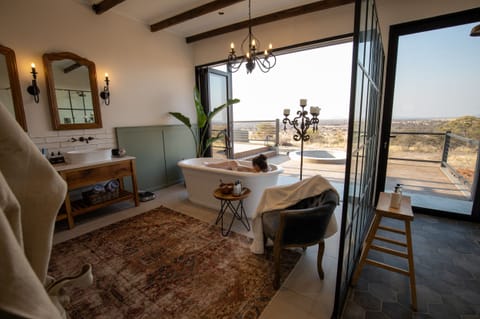 Mountain Lodge | Bathroom | Free toiletries, hair dryer (on request), towels, soap