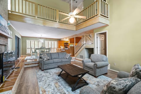 Living Room with high ceiling