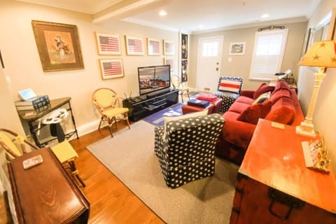 Go Navy! The Historic Fleet's Inn is just steps to USNA Gate 1 and the Annapolis waterfront.