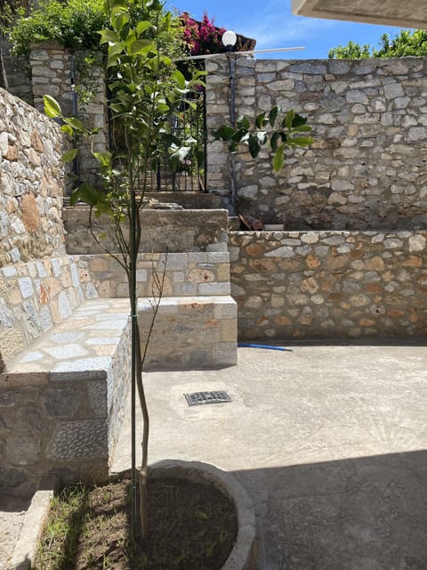 Comfort House | 2 bedrooms, premium bedding, blackout drapes, iron/ironing board