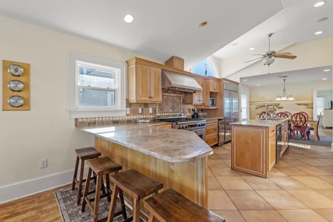 GR0501: The Sun l Top Level Kitchen