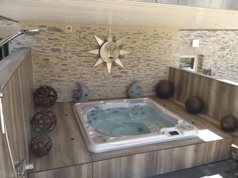 Indoor spa tub