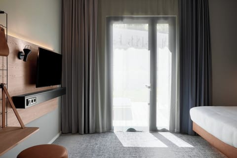 Room, 1 Queen Bed, Pool Access | Desk, soundproofing, free cribs/infant beds, free WiFi