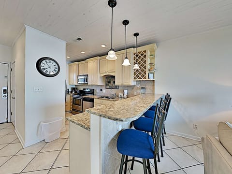 Kitchen & Breakfast Bar