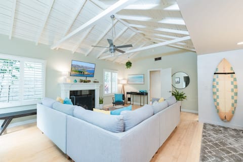 The living room is tastefully appointed with fresh and beachy decor, for the ultimate home-away-from-home experience.
                