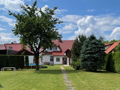 Cloud, Plant, Sky, Building, Property, Window, Tree, Land Lot, Grass, House