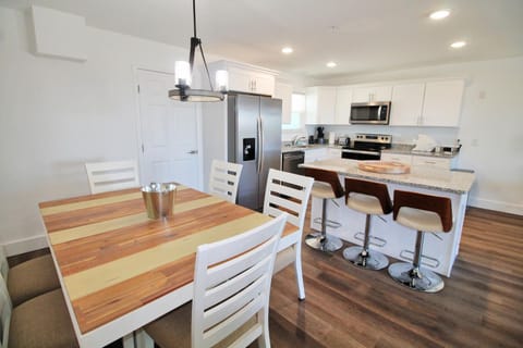 The dining area includes seating for 9 including the breakfast bar.