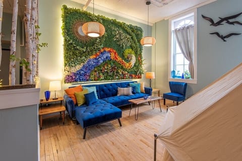 Seating area with "live" wall