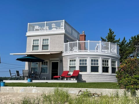 Front of house facing the Beach and Ocean.