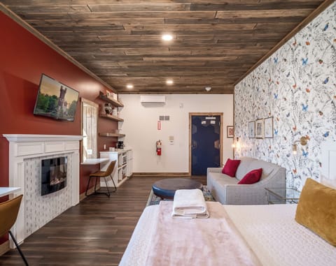 "Check-in was seamless, the room was well-appointed, and the ambiance was perfect for a relaxing getaway."