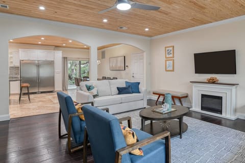 Open floor plan connects dining, kitchen and living room! Perfect for family gatherings.