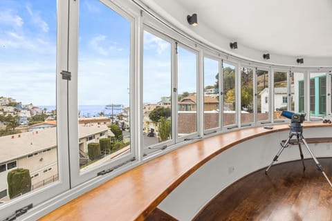 CASAMAR - wrap-around bay windows