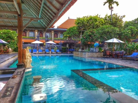 2 outdoor pools, sun loungers