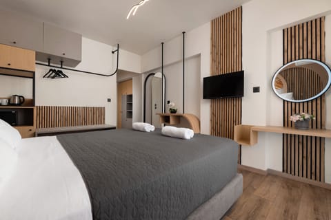Family Room | In-room safe, desk, soundproofing, free WiFi