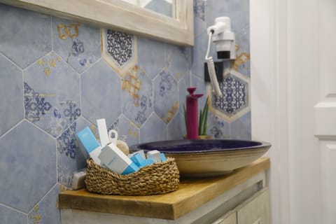 Traditional Studio Suite, 1 Double Bed, Non Smoking, City View | Bathroom | Shower, rainfall showerhead, designer toiletries, hair dryer