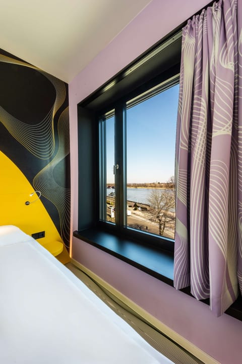 Comfort Room (Design) | Hypo-allergenic bedding, desk, laptop workspace, blackout drapes