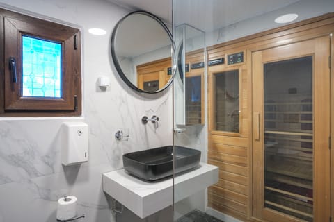 Luxury Chalet, 3 Bedrooms, Connecting Rooms, Mountainside | Bathroom | Shower, rainfall showerhead, designer toiletries, hair dryer