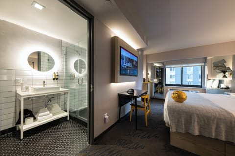 Deluxe Room, 1 King Bed | Minibar, in-room safe, blackout drapes, soundproofing
