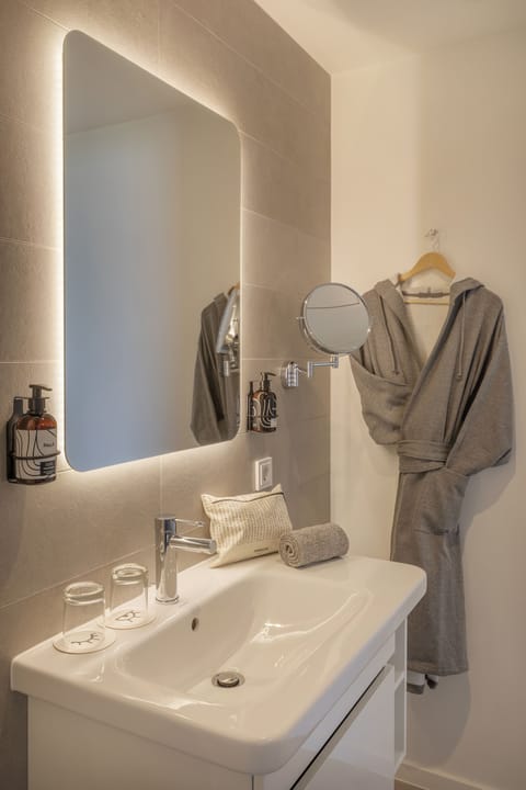 Shower, rainfall showerhead, free toiletries, hair dryer