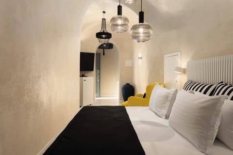 Senior Suite with Outdoor Cave Hot Tub | 1 bedroom, in-room safe, blackout drapes, soundproofing