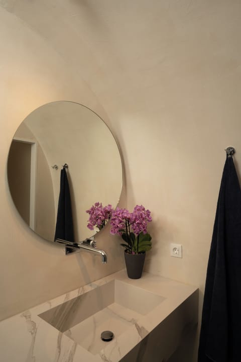 Honeymoon Suite with Outdoor Hot Tub | Bathroom | Shower, free toiletries, hair dryer, bathrobes