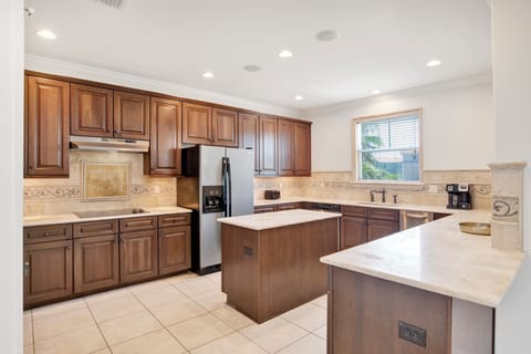Arborgate Gulf Paradise 7979 by PKRM - Modern kitchen is fully equipped.