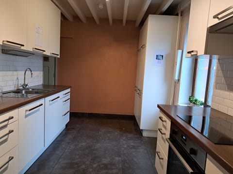 Deluxe Cottage, Ensuite, Courtyard View | Shared kitchen