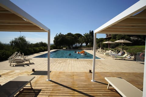 Sky, Swimming Pool, Shade, Water, Rectangle, Outdoor Furniture, Sunlounger, Leisure, Wood, Roof