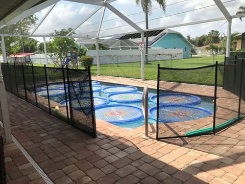 Safety gate can be used or removed.