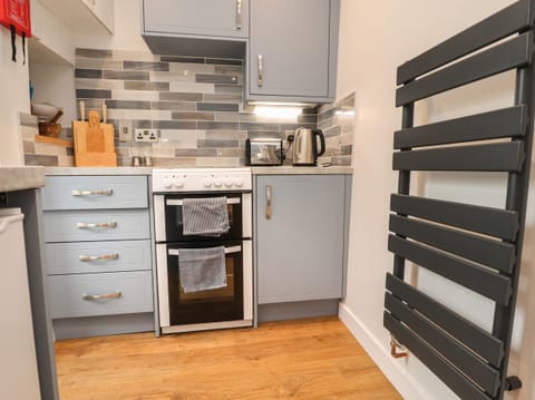 Cottage | Private kitchen | Fridge, electric kettle, toaster, cookware/dishes/utensils