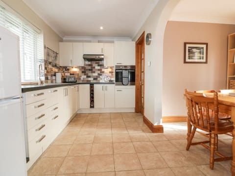 Cottage | Private kitchen | Fridge, dishwasher, electric kettle, cookware/dishes/utensils