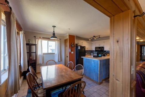 Dine in style! Seats 6!