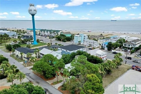Just steps to the beach !!!