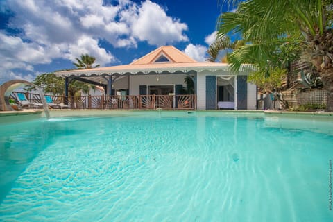 Villa Papaye combines a tropical ambience with modern comforts. It offers breathtaking views of the Caribbean Sea.
