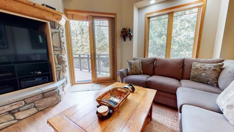 Flooring, Hardwood, Living Room, Indoors, Room