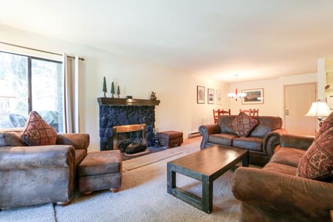 Room, Living Room, Indoors, Furniture, Couch