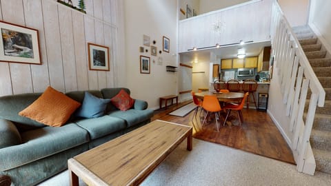 Flooring, Indoors, Room, Living Room, Hardwood