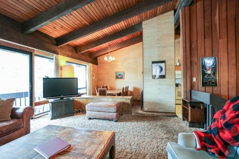 Screen, Room, Living Room, Indoors, Flooring